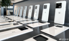 Почему на рынке так мало белых смартфонов: OnePlus назвала три причины