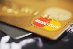 Российские карты Mastercard санкционных банков перестанут приниматься в иностранных интернет-магазинах