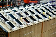 Продажи смартфонов в России упали в два раза