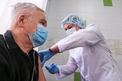 В Германии задержали мужчину, который сделал почти 90 прививок от COVID-19