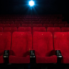 С мая кинотеатры начнут массово закрываться, а повторный прокат принес лишь 6% от сборов, сообщают крупнейшие кинопрокатчики