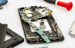 Ремонт смартфонов Samsung подешевеет вдвое благодаря переработанным материалам