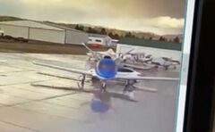  В Сеть попало видео с протаранившей самолёт Tesla Model Y без водителя за рулём 