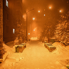 Художник создал на Unreal Engine 5 атмосферный и уютный зимний дворик типичного российского городка