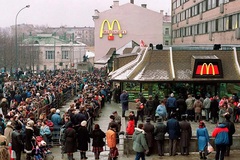 McDonald`s принял решение о полном уходе из России и продаже всех ресторанов неназванному инвестору. Фотоархив первого ресторана Mc в нашей стране.