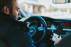 Сколько российских водителей отвлекаются на смартфон за рулём