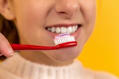Стоматолог назвала главную ошибку во время чистки зубов