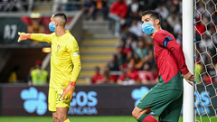 Виртуальная защита: в Китае в трансляциях ЧМ по футболу людям пририсовывают защитные маски от COVID-19