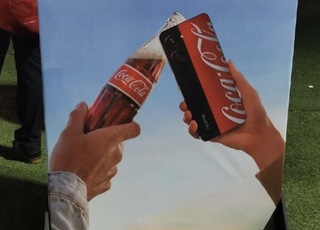 За неделю до анонса в Сеть утекли фото смартфона Realme Coca-Cola Edition