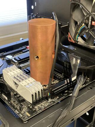 Процессор Intel охладили 4-килограммовым куском меди