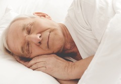 Врач объяснила, что человеку можно спать меньше с 65 лет