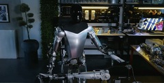 Фантасты не врали: Tesla показала, как два робота-гуманоида Optimus собирают третьего