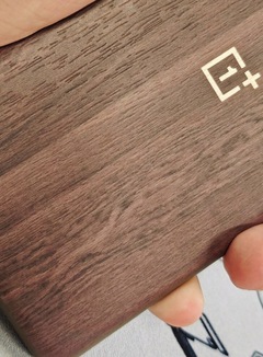 На презентации OnePlus 12 могут показать смартфон с деревянным корпусом