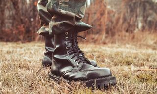 Эксперт объяснил, почему в современных армиях не носят сапоги