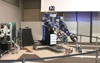 Япония начала использовать для обслуживания железных дорог ​робота-гуманоида