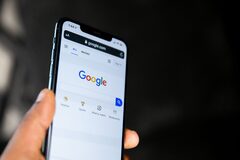 В США онлайн-сервис по написанию учебных заданий засудит Google за ИИ-поиск