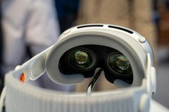Высокая цена и медленные обновления затормозили продажи Apple Vision Pro