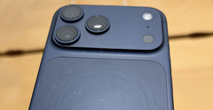 В Apple Store убирают царапины с iPhone 17… соленой водой