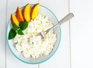 Творог с фруктами и другие закуски, которые помогут вам нарастить мышцы после 50 лет