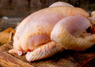 Эксперты предупредили о риске отравления из-за мытья сырой курицы