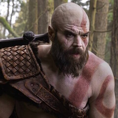 Играющий Кратоса актер в сериале God of War призвал «детишек» не верить всему, что показывают в интернете