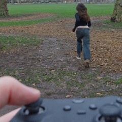 «Не повторяйте дома». Девушка придумала нейроконтроллер для управления игрой собственным телом и предупредила об опасности