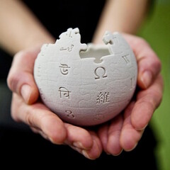 Умелец превратил «Википедию» в гачу. Вместо круток — открывание пакетиков со статьями