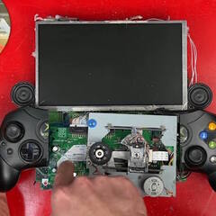 «Она работает! Работает!» Блогер сделал портативную Xbox Франкенштейна