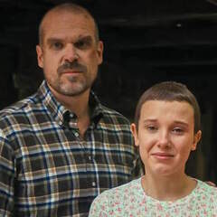 Милли Бобби Браун обвинила Дэвида Харбора в буллинге на съемках пятого сезона «Очень странных дел»