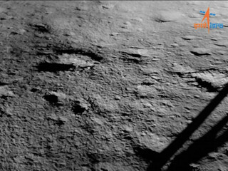 Индийское космическое агентство показало первый снимок после прилунения «Чандраян-3»