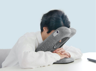 Японская компания Atex представила анатомическую подушку с таймером для сна на рабочем месте
