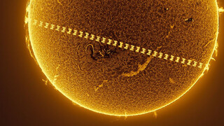 Астрофотограф Мигель Кларо сделал покадровую фотографию прохода МКС по диску Солнца