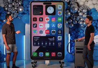 Умелец превратил телевизор LG OLED в iPhone весом почти в 200 кг