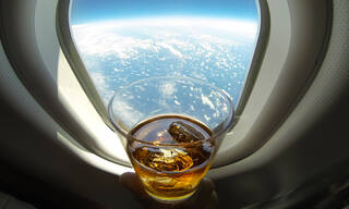 Что будет если пить алкоголь на борту самолета