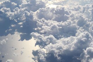 Почему облака на небе движутся в разные стороны одновременно: что это значит