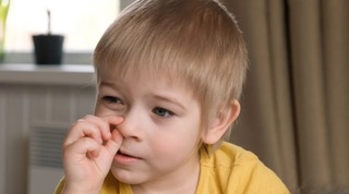 Ребенок ест козявки: вредная привычка или инстинкт?