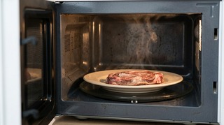 Как быстро разморозить мясо без микроволновки: самые хитрые способы