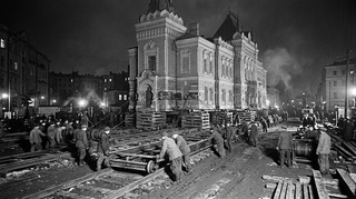 В Москве передвигали целые дома, пока жильцы оставались внутри