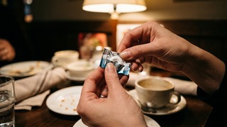 Почему в ресторанах дают конфеты вместе со счётом: забота или уловка