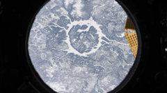 Экипаж «Ориона» показал фото кратера на Земле и космические селфи