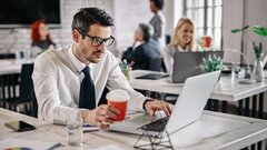 «Теория офисного воздуха»: почему волосы и кожа меняются в течение рабочего дня