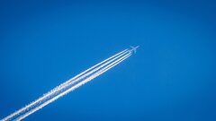 Какую опасность скрывает конденсационный след от самолета