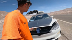 Солнечная панель на капоте спасла водителя Tesla в чилийской пустыне