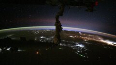 Космонавт Кудь-Сверчков показал красивое видео облета Земли с борта МКС