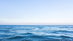 Трудности перехода: открыто необычное поведение молекул на границе воды и воздуха