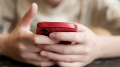 Forbes: 93% российских школьников пользуются Telegram, YouTube и TikTok, несмотря на ограничения