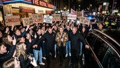Культура отмены: почему люди так любят критиковать знаменитостей