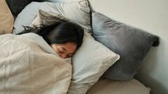 Как тяжелое одеяло помогает справиться с бессонницей: ответ ученых