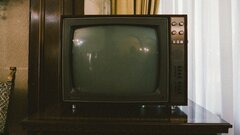 Почему телевизор трещит по ночам. Рассказываем, когда надо бежать в ремонт