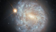 JWST обнаружил удивительную гигантскую галактику: она не вращается